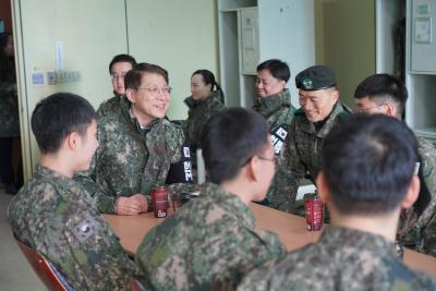 김형연 법제처장과 병사들과 대화를 나누고 있는 모습1