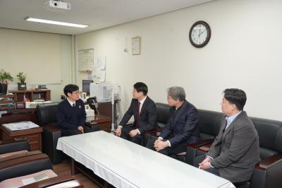 김형연 법제처장과 사회복지시설 관계자들 대화를 나누고 있는 모습2