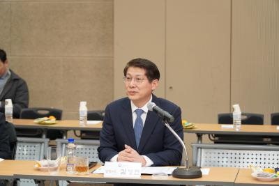 지방자치분권 강화 및 지역경제 활력제고를 위한 간담회 진행중인 김형연 법제처장 모습