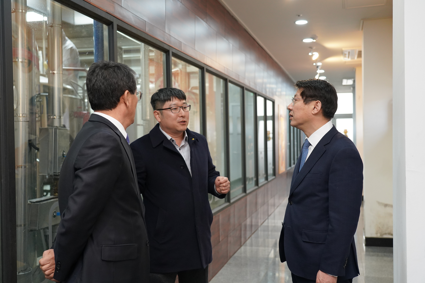김형연 법제처장과 법제처 직원들 대화를 나누고 있는 모습